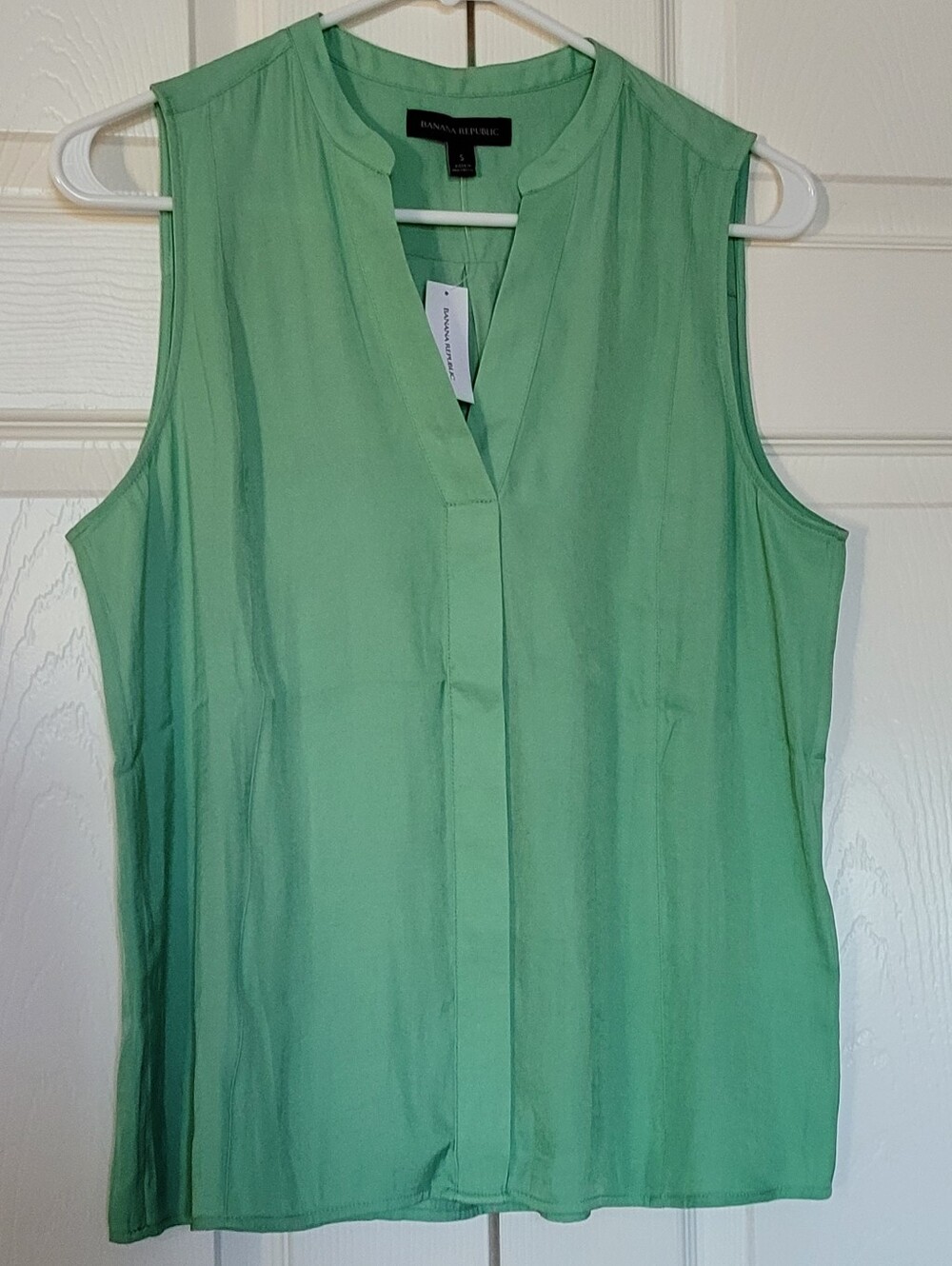 Banana Republic Lido Green Sleeveless Vneck Essential Blouse